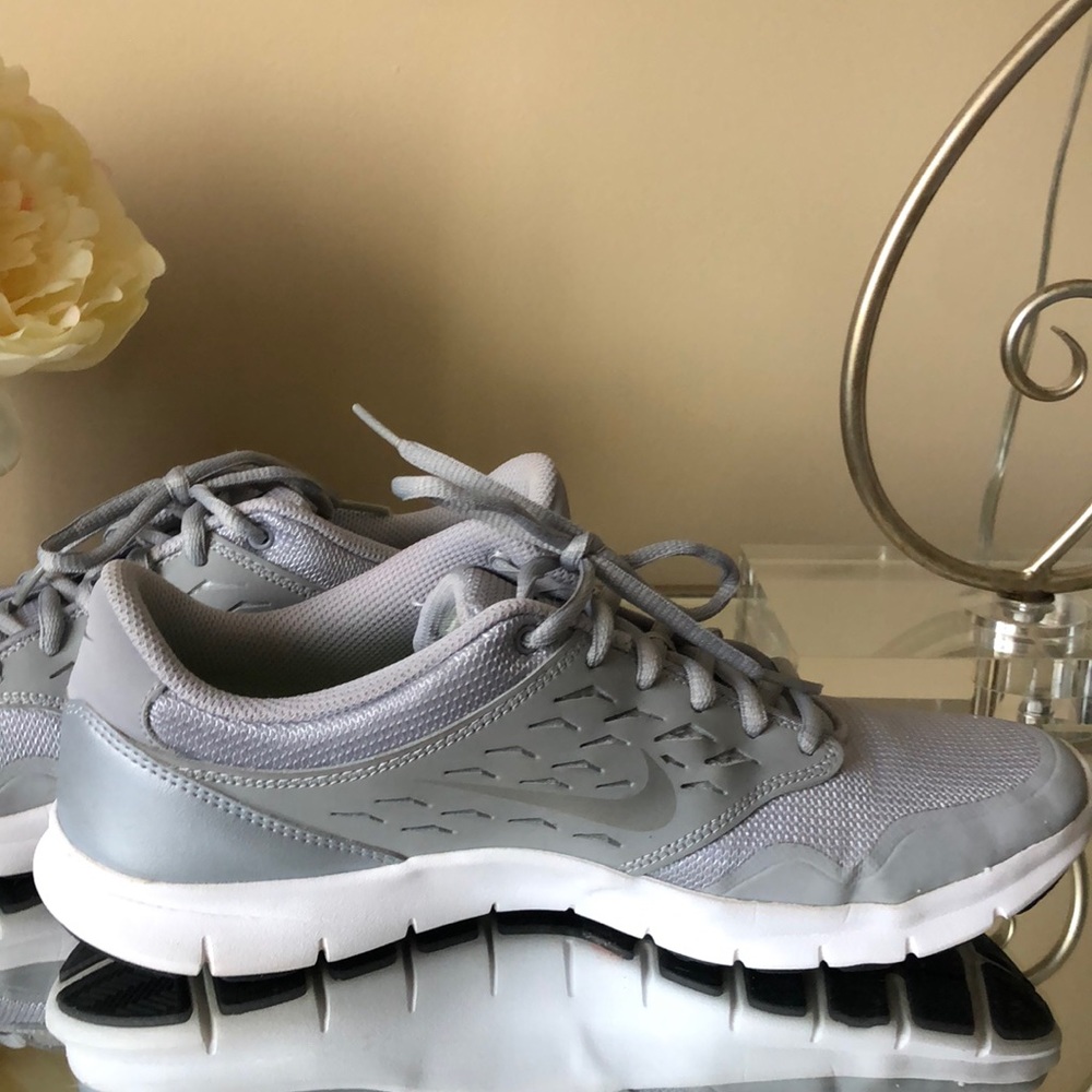Nike Women's Orive NM Running Shoe Wolf Grey/Volt/Metallic Silver - Picture 3 of 9